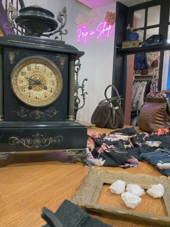 perspective-architecte-interieur-boutique-pret-a-porter-fleurs-vintage-friperie-detail-horloge